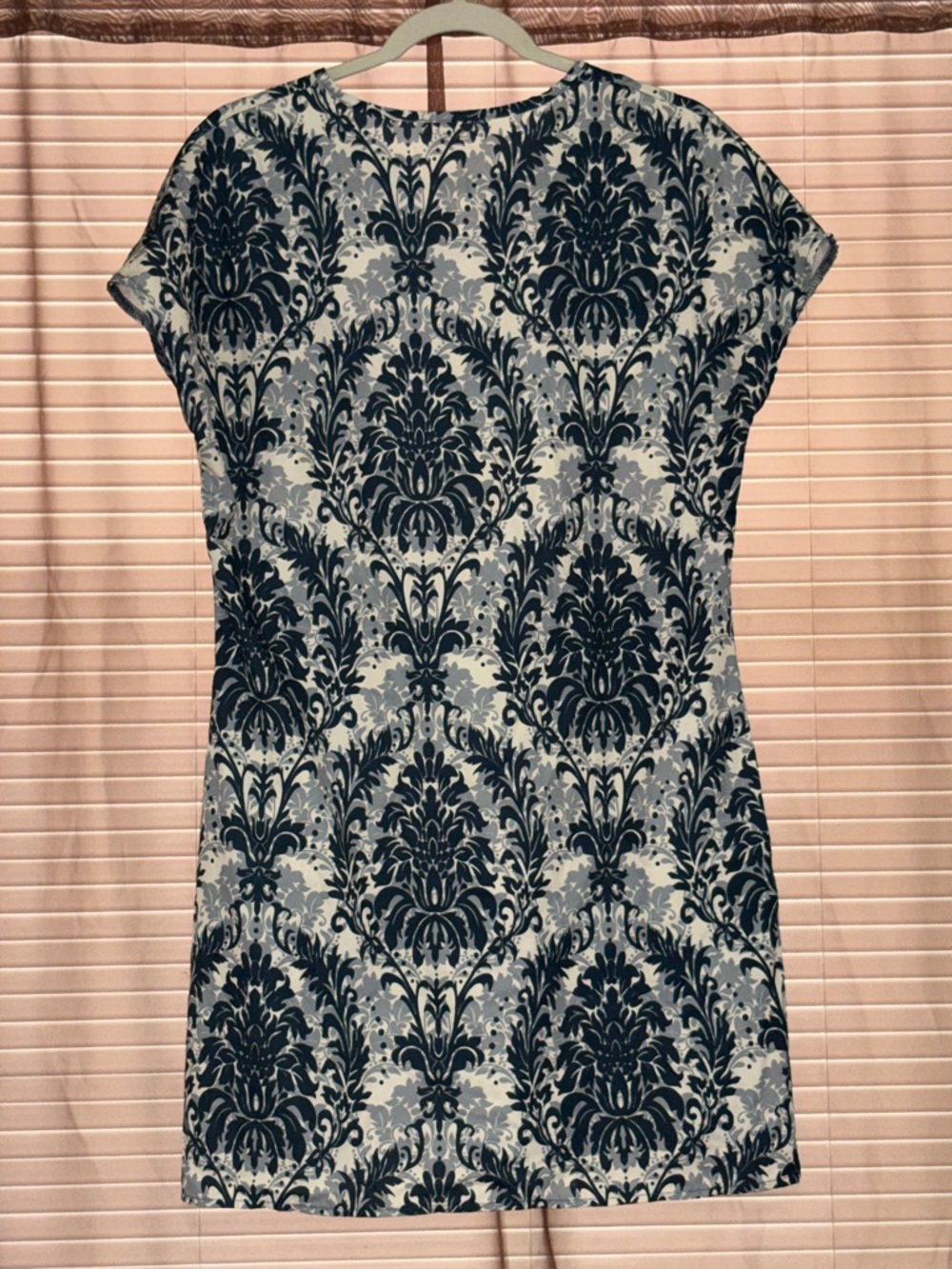 Blue White Damask V-Neck Loose Tunic Cap Sleeve Shift Sheath Dress M LIKE NEW - Picture 4 of 5